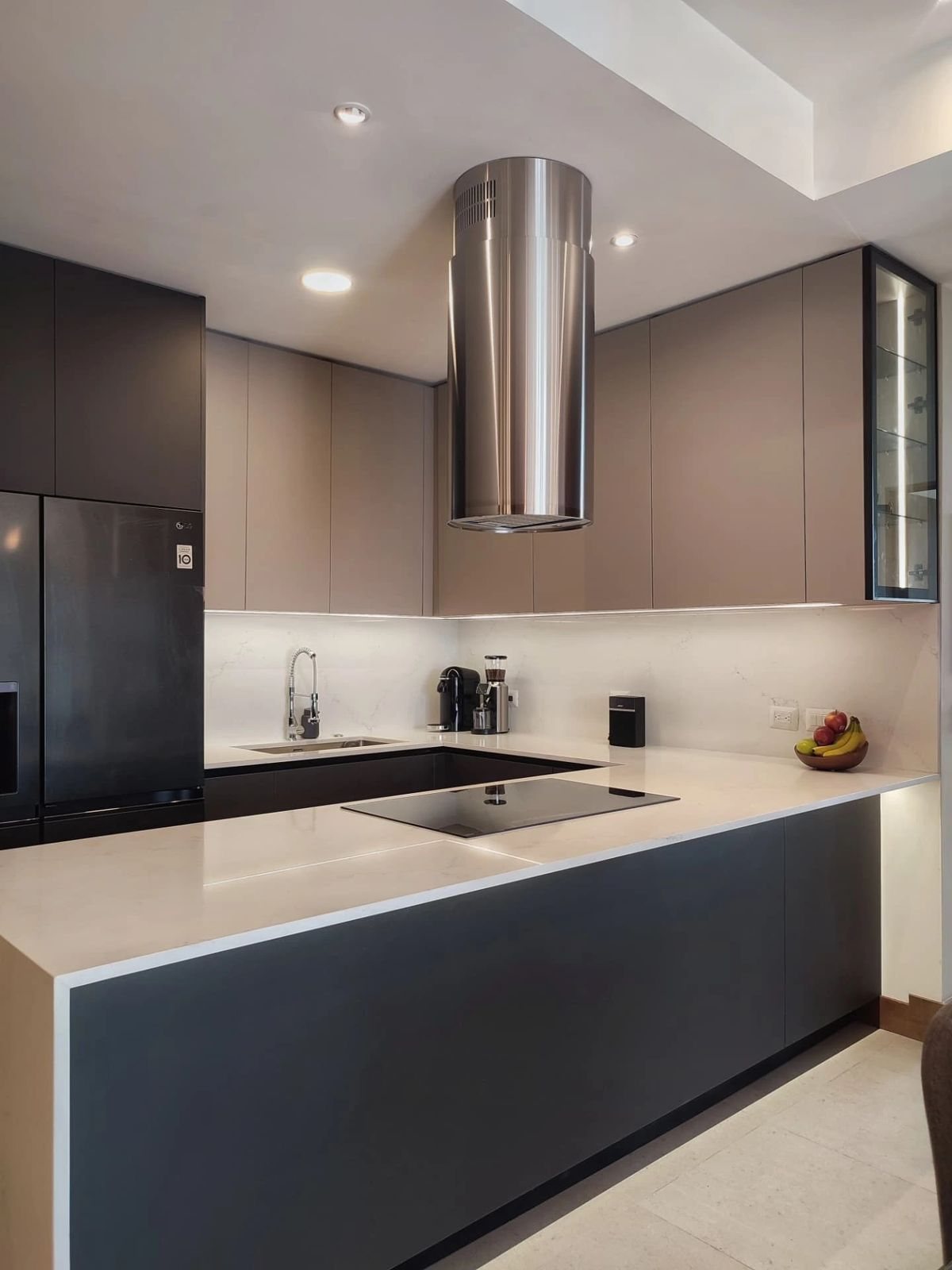 Cocina en gris y grafito con campana circular de acero